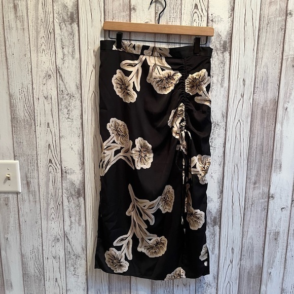 NWT Banana Republic skirt with tie and slit detail size 6 - Picture 1 of 8